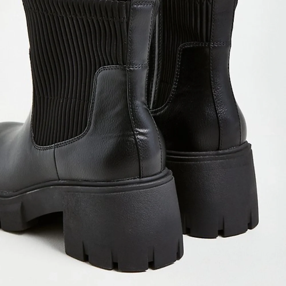 NEW TORRID FAUX LEATHER CHELSEA BOOTIE - Picture 3 of 5